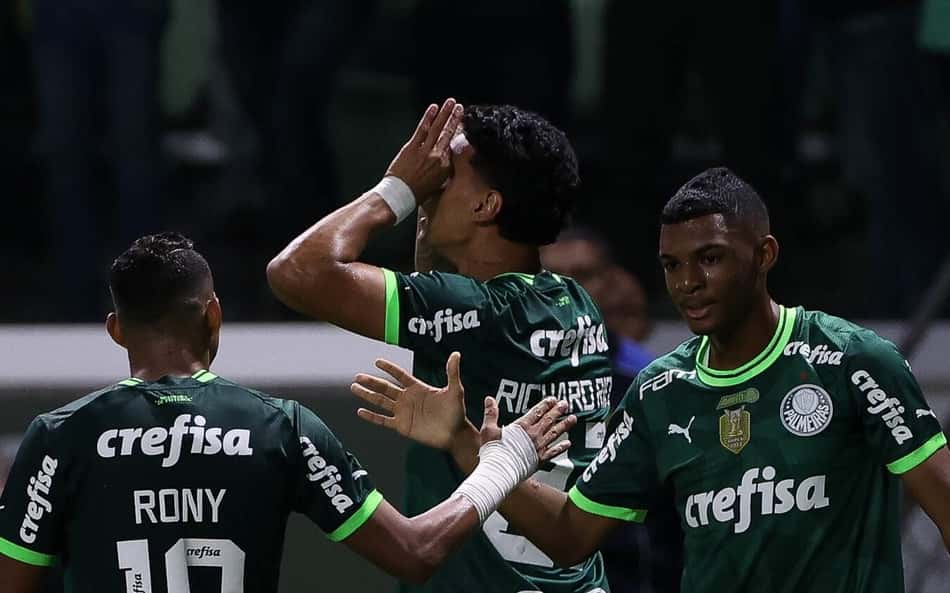 Palmeiras deve ter surpresa na vaga de Raphael Veiga entre os titulares contra o Coritiba