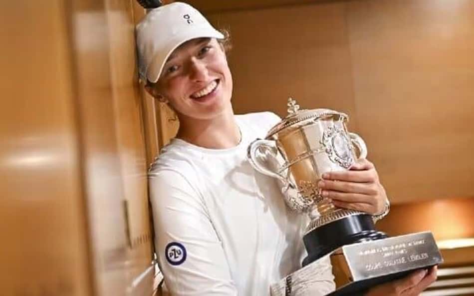 Swiatek com emoções diferentes após título de Roland Garros