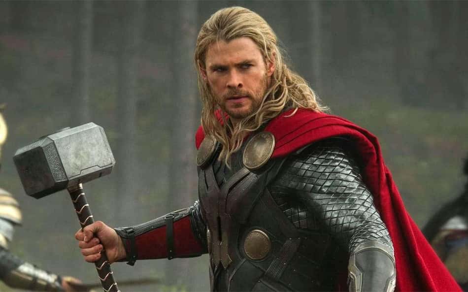 Thor da fiel? Apresentador presenteia Chris Hemsworth com camisa do Corinthians; veja