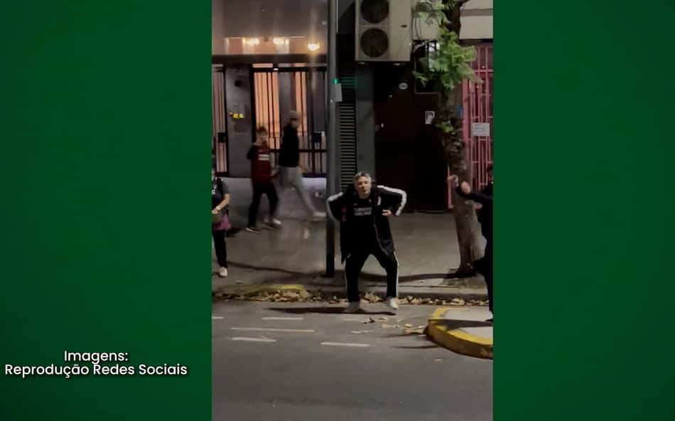 Racismo em Buenos Aires: torcedores do River Plate imitam macaco na chegada de ônibus do Fluminense