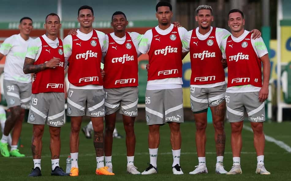 Palmeiras treina de olho no Botafogo e dupla convocada volta a treinar em campo; veja provável time