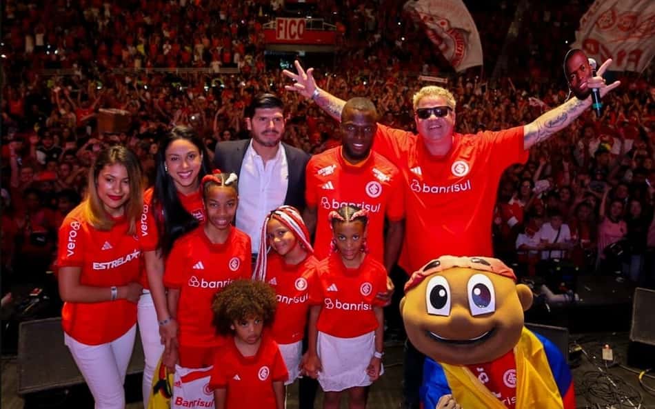 Ator comete gafe na apresentação de Valencia no Internacional: 'Pessoal do Grê…'