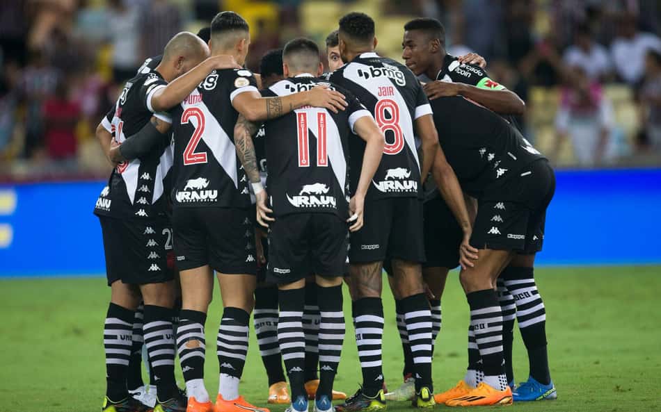 Web detona jogador do Vasco na goleada para o Flamengo: 'Não acerta nada'