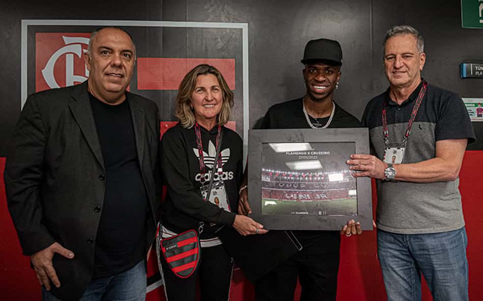 Vini Jr recebe homenagem do Flamengo e faz promessa à torcida
