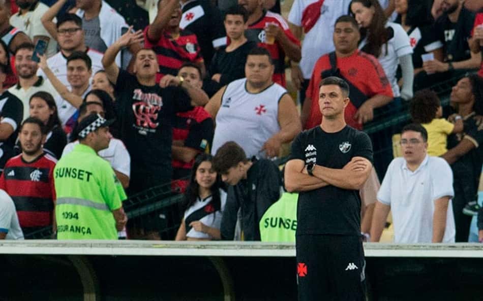 Barbieri explica mudanças no Vasco, descarta saída e afirma: 'Tenho convicção que vamos virar a chave'