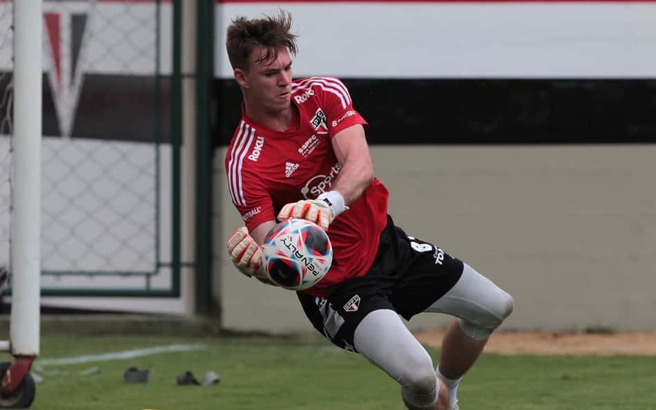 São Paulo acerta renovação com goleiro promessa da base e projeta saídas de Jandrei e Felipe Alves