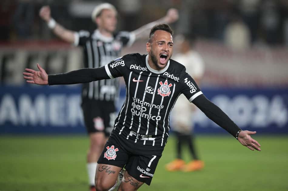Maycon celebra gol que abriu vitória do Corinthians sobre o Universitario, do Peru. Resultado colocou o Timão nas oitavas de final da competição