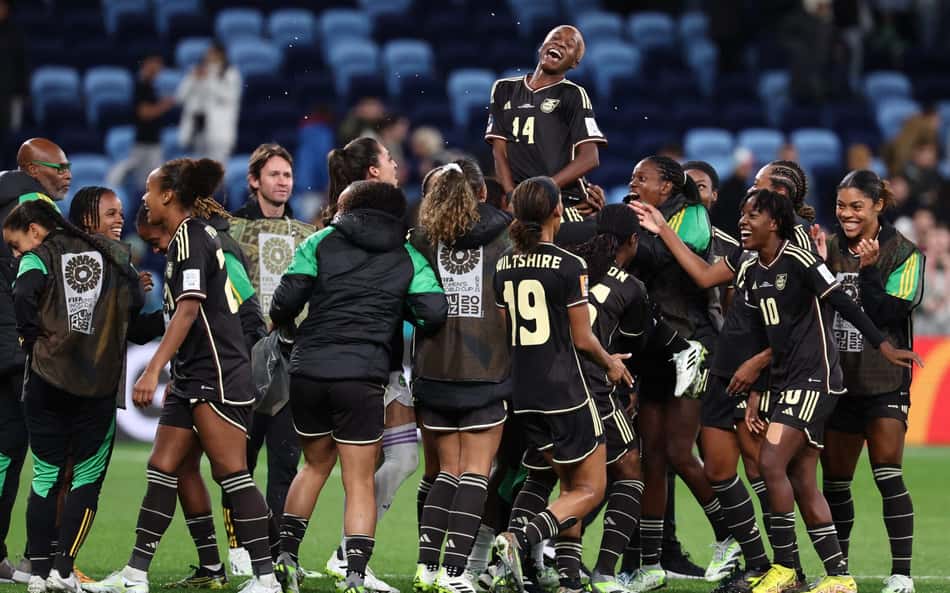 Mãe de jogadora da Jamaica organiza vaquinha para cobrir as despesas da seleção na Copa
