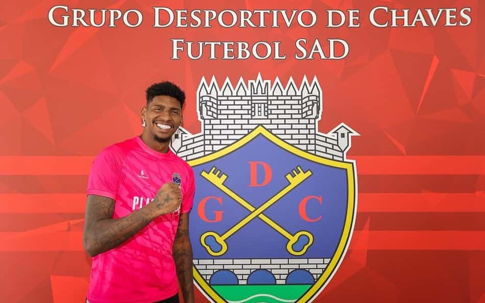 Hugo Souza, emprestado pelo Flamengo, sofre golaço do meio de campo, falha nos pênaltis e é eliminado em Portugal