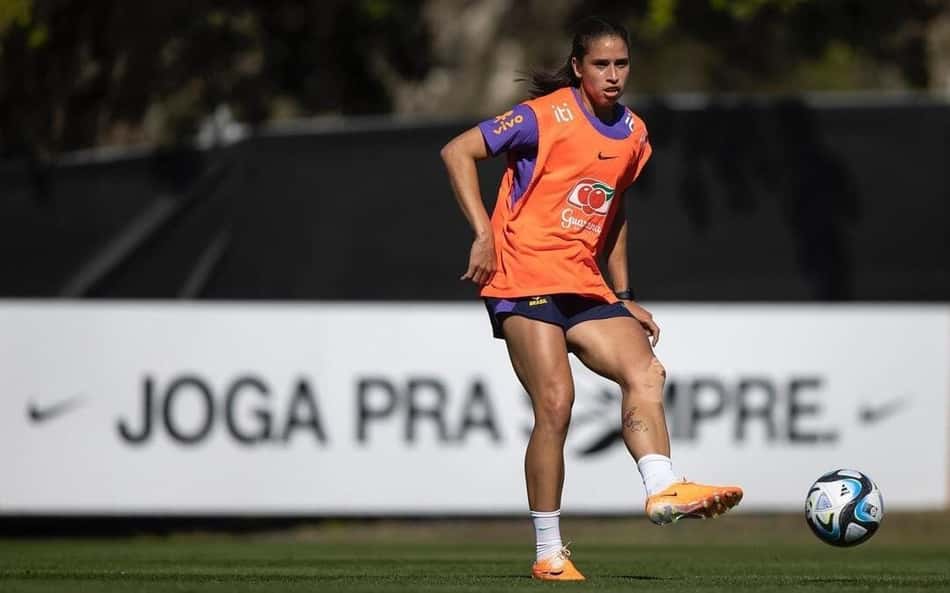VÍDEO: Rafaelle Souza, da Seleção Brasileira, destaca a crescente do futebol feminino: 'Tem inspirado outras meninas a jogarem futebol'