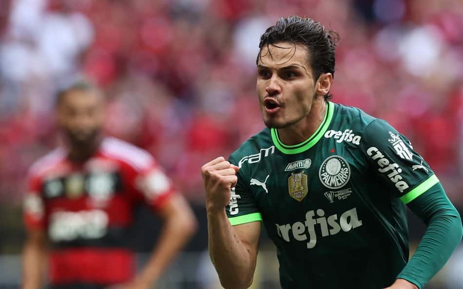 Raphael Veiga reencontra rival preferido buscando virada de chave no Palmeiras