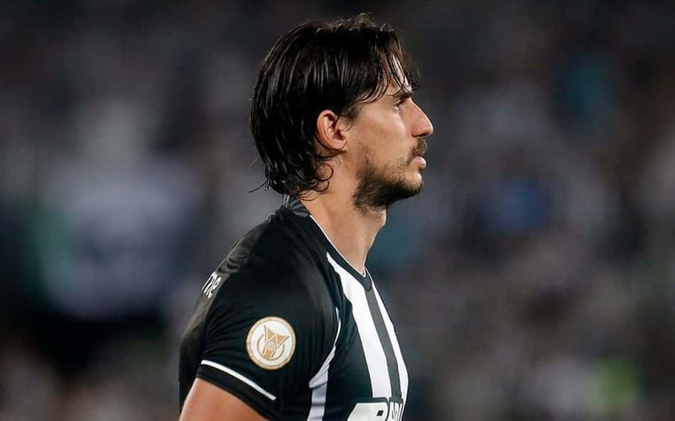 Gabriel Pires faz transição para estar à disposição do Botafogo contra o Coritiba