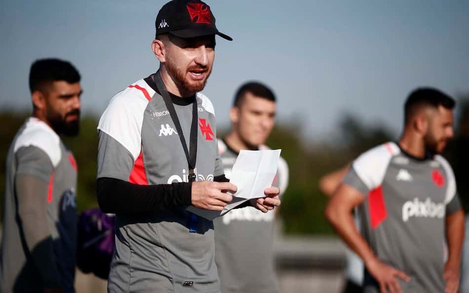 Sem técnico, Vasco terá interino contra o Cruzeiro e mudanças na escalação
