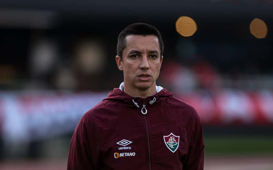 Auxiliar de Diniz, Eduardo Barros pede desculpas ao torcedor do Fluminense: 'Faltou competitividade'