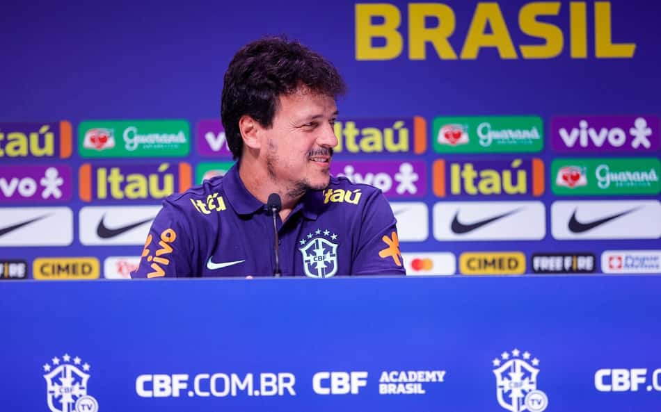 Em sua apresentação, Fernando Diniz se diz 'honrado' por assumir a Seleção Brasileira e se esquiva de falar de Ancelotti