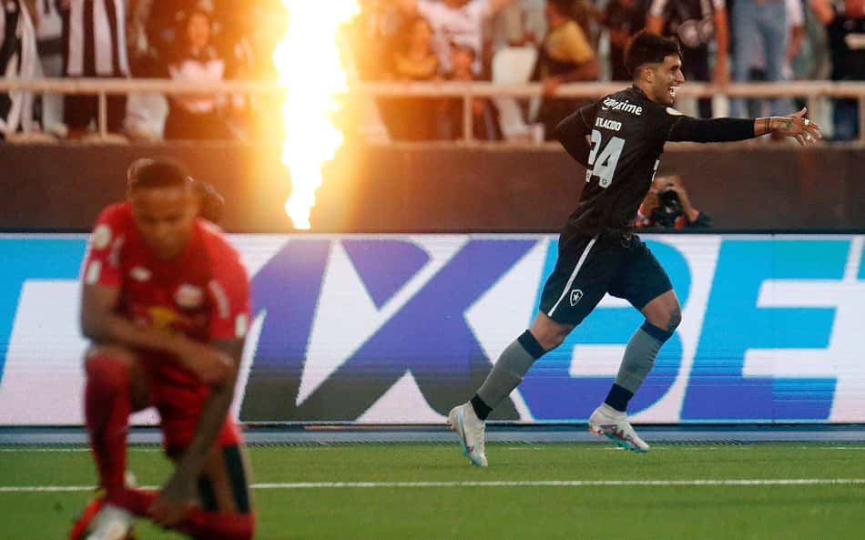 VÍDEO: Di Placido vibra com primeiro gol pelo Botafogo e explica o sucesso do time: 'Somos uma família'