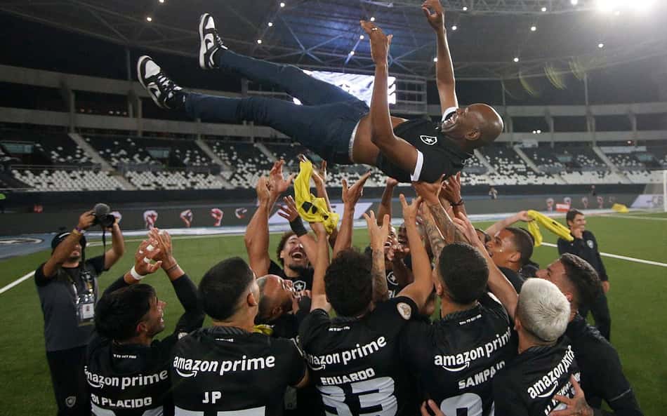 Cláudio Caçapa se despede do Botafogo nas redes sociais: 'Levo comigo uma estrela solitária'
