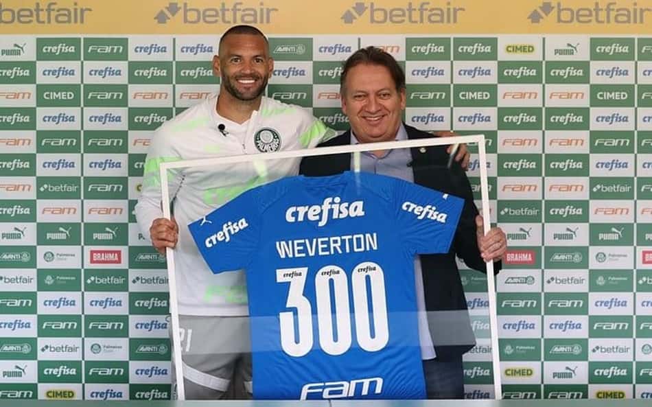 Weverton recebe homenagem do Palmeiras e comemora Top 30 na história do clube: 'Realizado e satisfeito'