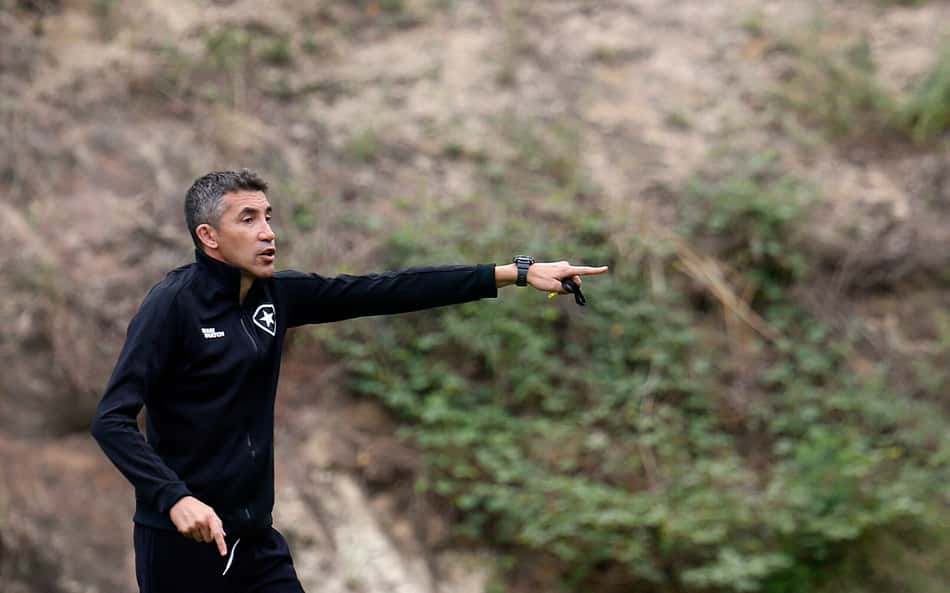 Impasse com Gustavo Sauer, possível desfalque contra o Santos… saiba como foi o dia do Botafogo