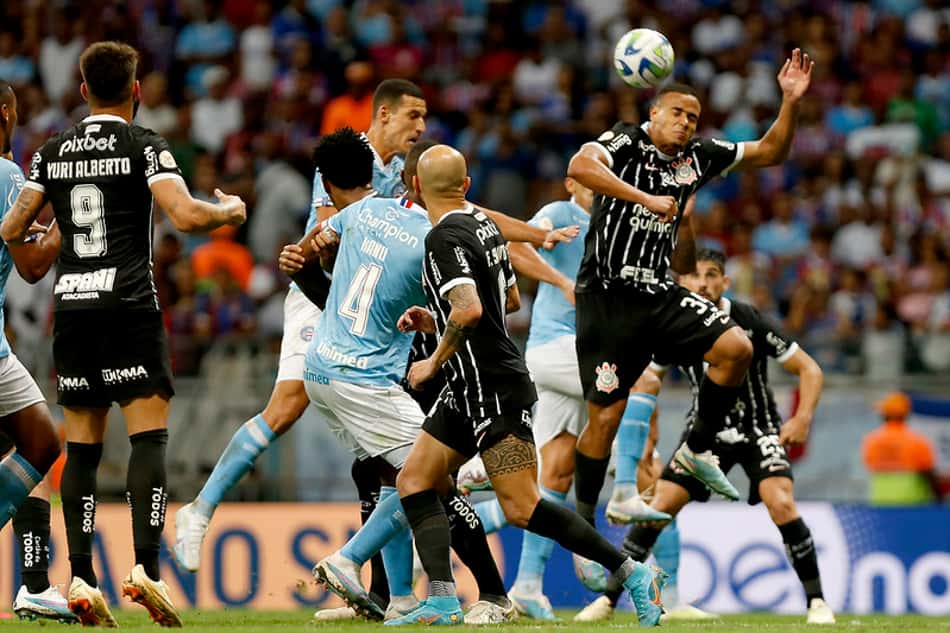 Disputa de bola no empate entre Bahia e Corinthians. O goleiro Cássio analisou o jogo com visões distintas.