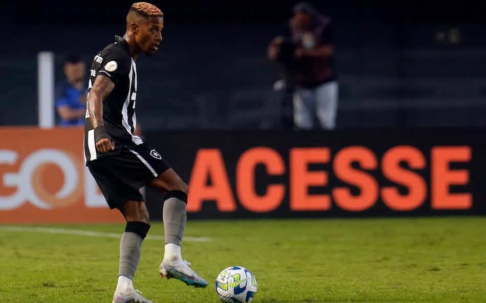 Tchê Tchê elogia Gustavo Sauer, protagonista na vitória do Botafogo sobre o Coritiba: 'Merecia essa resposta'