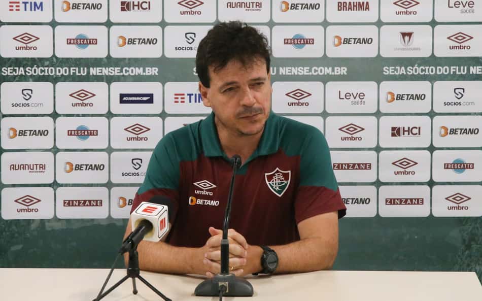 Fernando Diniz elogia consistência defensiva do Fluminense e explica motivo por Marcelo não ter enfrentado o Santos