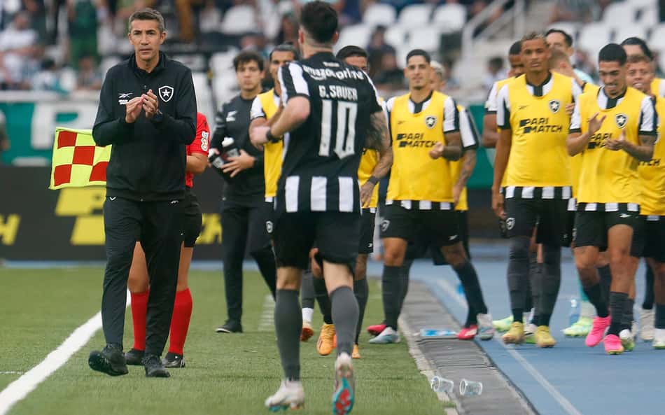 Técnico do Botafogo, Bruno Lage explica opção por Gustavo Sauer: 'Pensamos que valia a pena o risco'