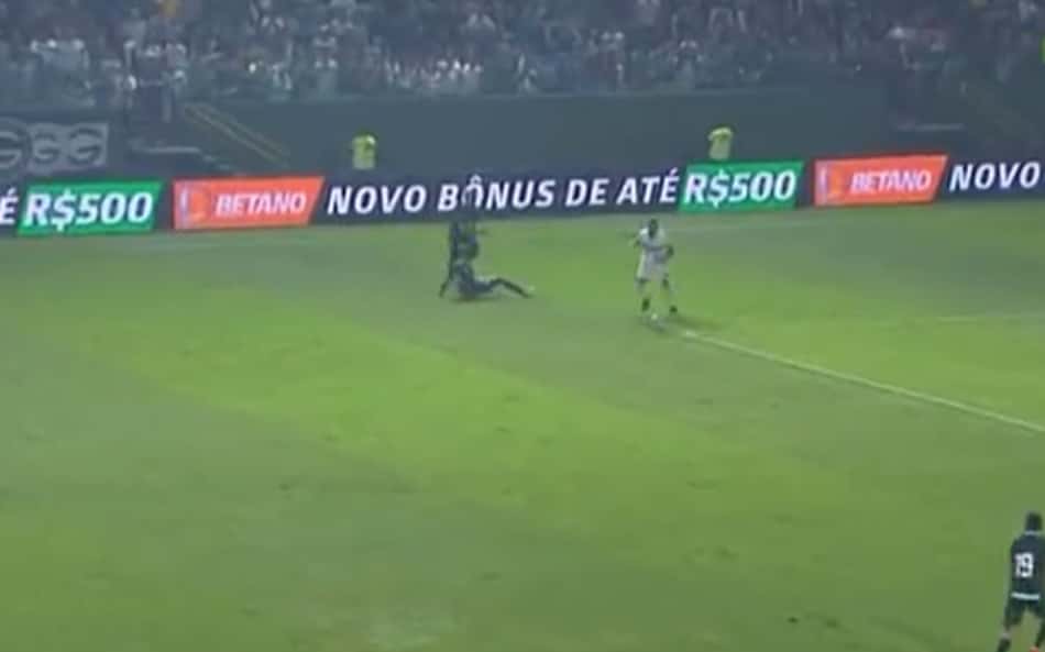 Alef-Manfa-marca-golaco-contra-o-Goias-no-Brasileirao-Foto-Reproducao-aspect-ratio-512-320
