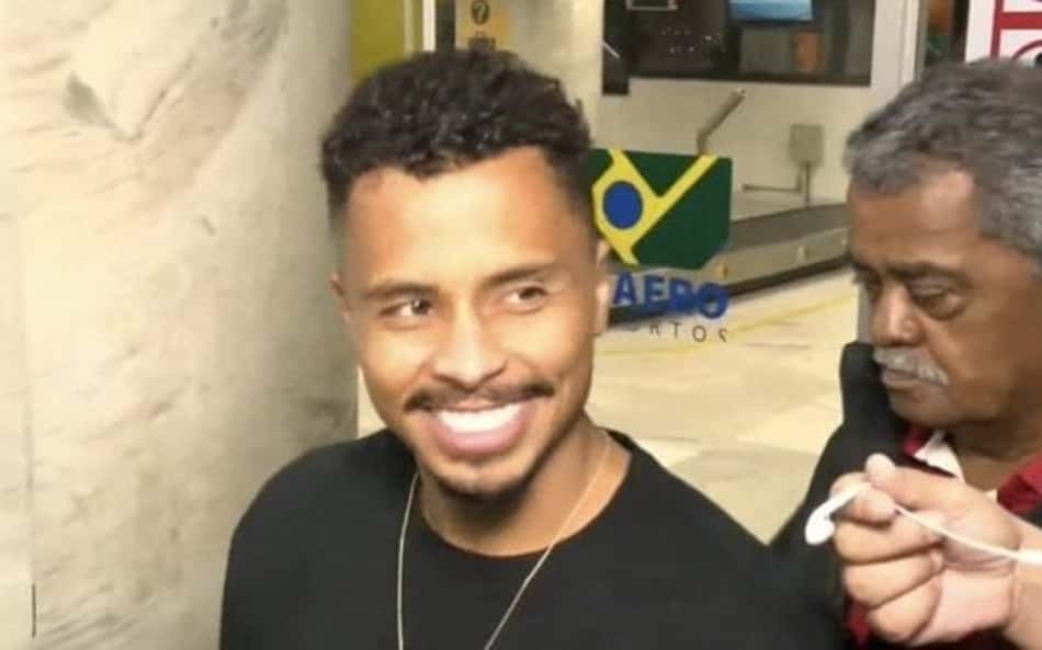 Desembarque de Allan, reforço do Flamengo, no Rio é motivo de provocação nas redes sociais