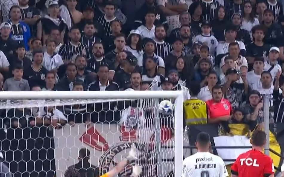 Golaço de Benítez ganha foco nas redes sociais, mas não salva América-MG na Copa do Brasil