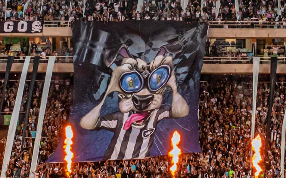 Entenda a inspiração para a bandeira do Botafogo com mascote usando binóculo