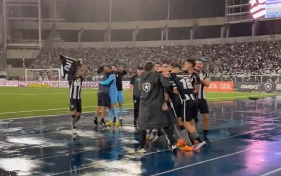 'Encaçapamos': Botafogo vence clássico, e torcedores provocam vascaínos nas redes sociais