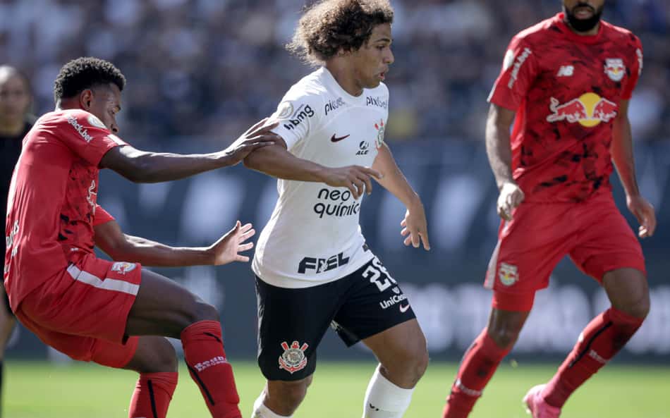 Ex-jogador vê Corinthians 'irreconhecível' em derrota para o Bragantino e lamenta: 'Pior primeiro tempo no Brasileirão'