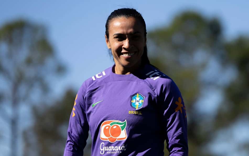 Após pancada, Marta treina normalmente em atividade da Seleção Brasileira Feminina