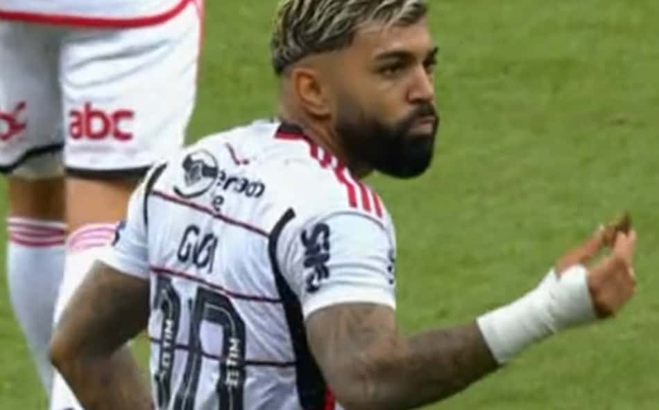 Torcedores do Athletico arremessam biscoito em campo, e reação de Gabigol leva rubro-negros à loucura