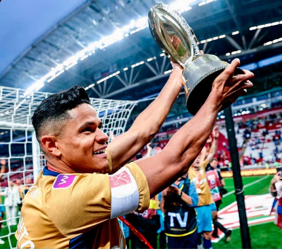 Seleção: Douglas Santos comemora título pelo Zenit na temporada 2022/23 (Foto: Divulgação/Zenit)