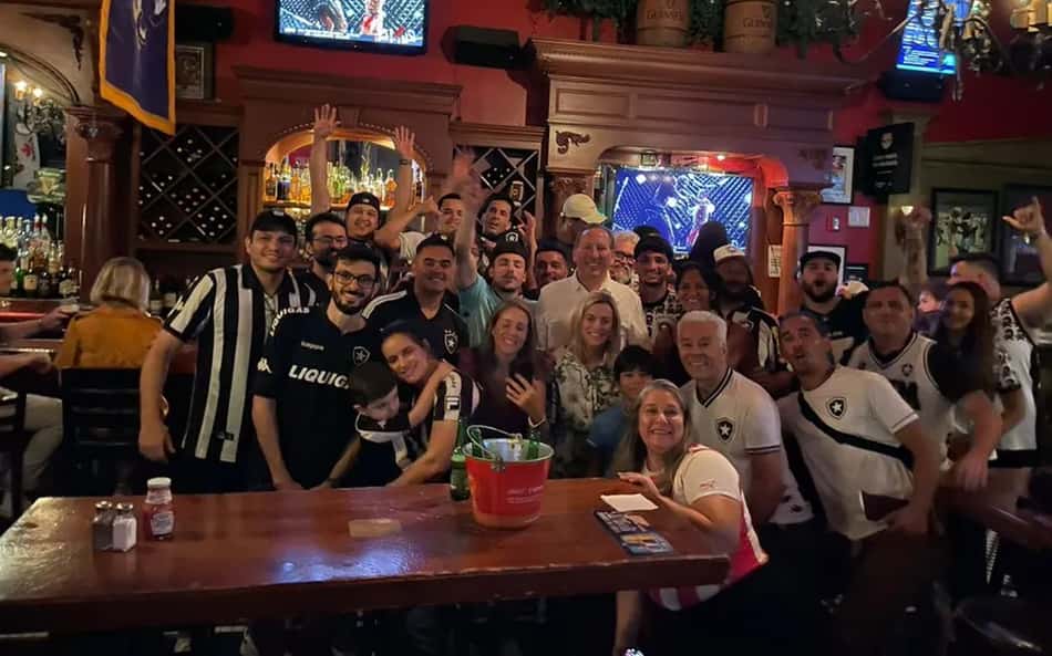 John Textor acompanha vitória do Botafogo com torcedores em Nova York; veja vídeo