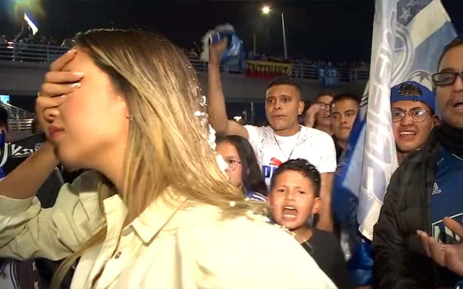 Veja: durante festa de título na Colômbia, jornalista é furtada em multidão e se desespera