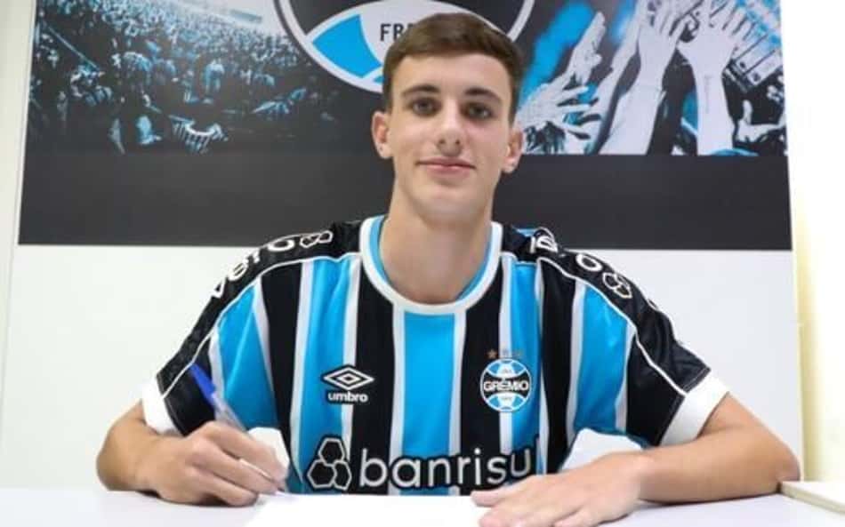 Grêmio assina contrato profissional de Bernardo Zortea 