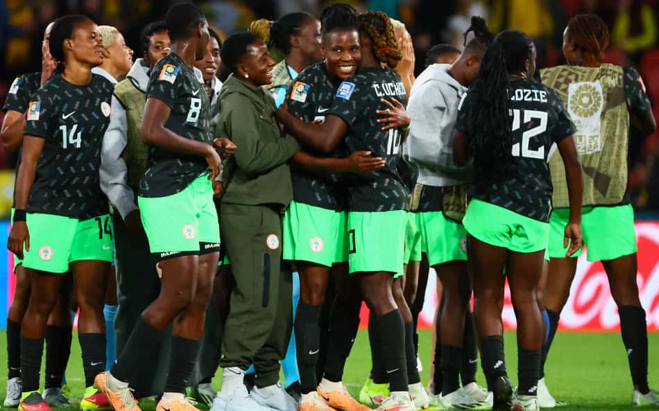 Jogadora da Nigéria tira a camisa em comemoração de gol na Copa e brinca: 'Meu pai não está feliz'