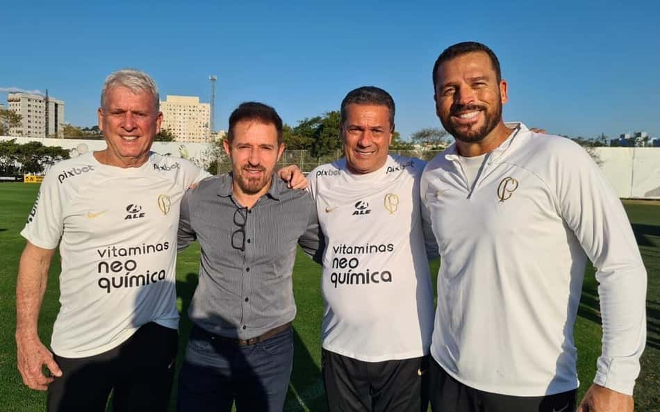 Técnico da Seleção Brasileira Sub-20 visita o centro de treinamento do Corinthians