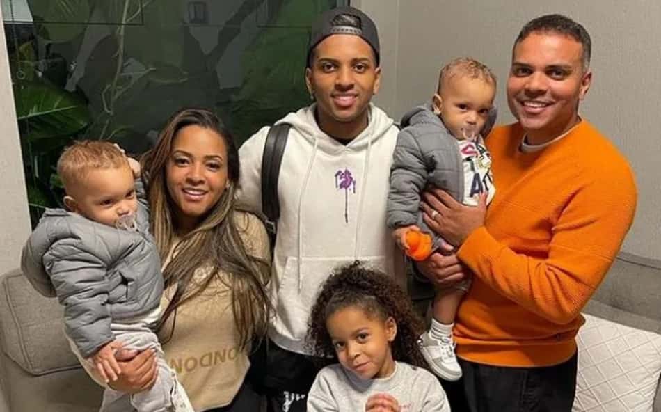 Antes de voltar para Espanha, Rodrygo reúne familiares e posa para foto inédita ao lado dos filhos gêmeos