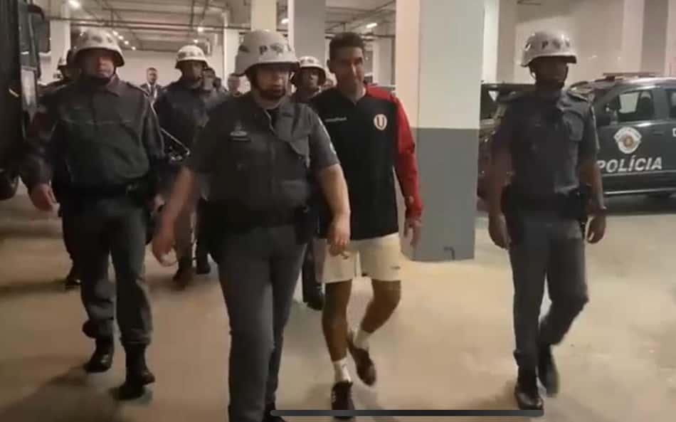 Após acusação de racismo, Justiça determina prisão preventiva de preparador do Universitario em jogo contra o Corinthians