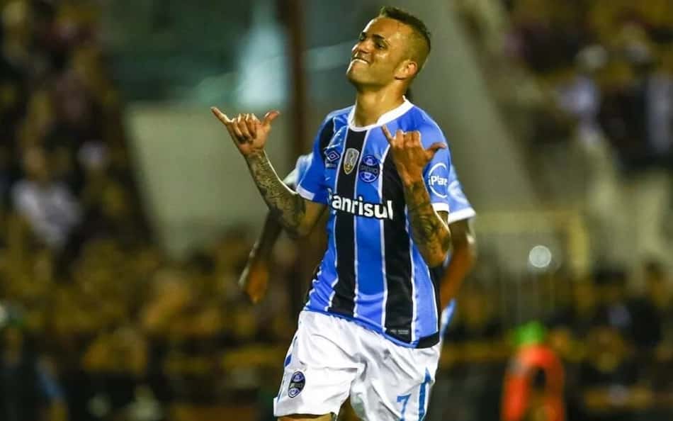 Com festa, Luan, do Grêmio, chega a Porto Alegre e crava: 'Vou dar o meu melhor'