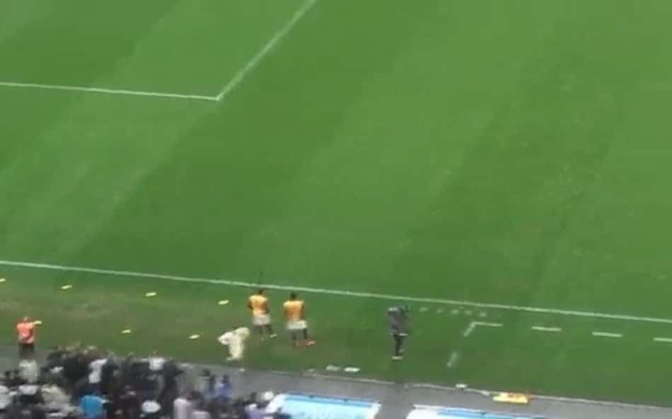Vídeo mostra suposto ato de racismo do preparador físico do Universitario em direção à torcida do Corinthians