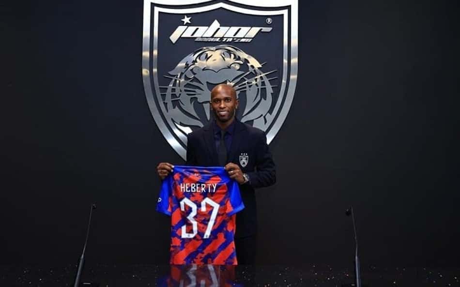Atacante brasileiro comemora primeiro título no futebol da Malásia