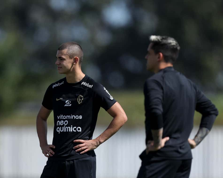 Em um piscar de olhos, Moscardo deixou o time sub-20 do Corinthians e passou a integrar os profissionais, treinando ao lado de atltetas como Fagner. Agora, a prata da casa negocia a renovação do seu contrato com o clube alvinegro.