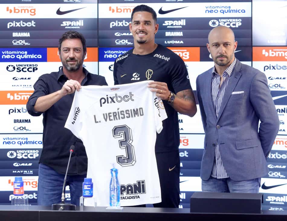 Reforço do Corinthians, Veríssimo disse que aceitou o Timão desde o primeiro contato e que história no Santos, clube que o revelou, já teve ponto final