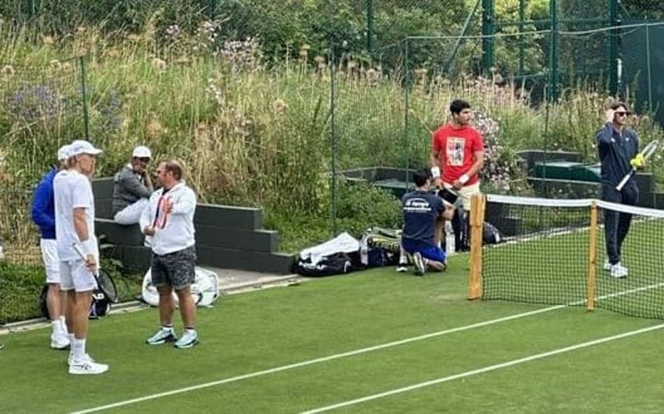 Alcaraz treina com proteção na coxa às vésperas de estreia em Wimbledon