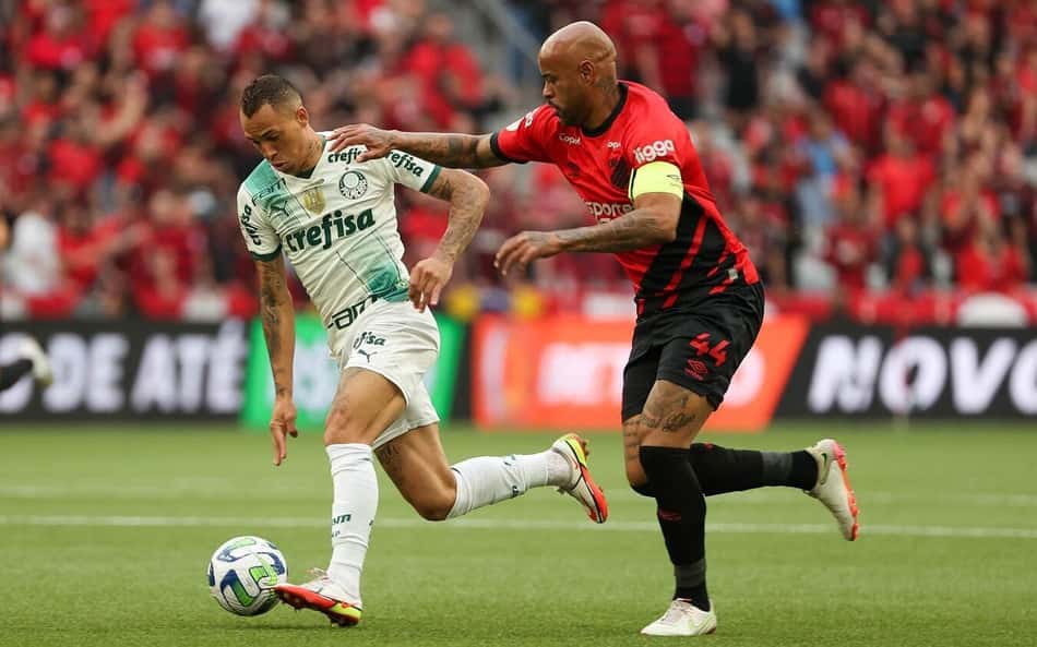 Palmeiras abre vantagem, perde jogador expulso e sofre empate do Athletico-PR no Brasileirão